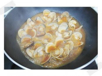 step4: 將白酒倒入~~蓋上鍋蓋!! 待蛤犡全開^^ 這時候香味四溢呀~~~~