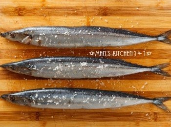 step1: 首先將秋刀魚洗淨擦乾後，在兩面均勻的灑上海鹽。