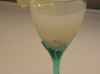 step3: 薏米水攤凍後,倒入器皿薏米只需部留部份,再加入檸檬汁和檸檬片攪勻,雪凍後飲用更加好味,但凍薏米水飲前最好攤一攤先飲用。