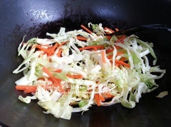 step10: 將之前炒茄子留起的油放入鑊中煮熟 , 放入椰菜絲 , 甘旬絲拌勻炒香