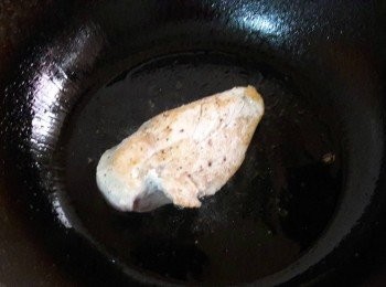 step2: <a href="https://bit.ly/3EZL8dD" target="_blank" data-keyword="雞胸" class="guide-link"><strong>雞胸</strong></a> <span style="display:inline-block;vertical-align:middle;margin-top:-3px;color:initial;border-radius:3px;padding:2px 3px;font-size:12px;line-height:14px;background:#87d300;color:#fff;">即買</span> 肉用鹽和胡椒粉醃10分鐘