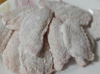 step3: 雞翅洗淨後用厨房紙巾擦乾 , 再用鹽和胡椒粉醃半天 , 醃好把雞翅沾上薄薄的麵粉
