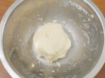 step1: 將餅皮材料通通放在容器中拌勻~慢慢揉成一個麵團!!!