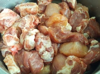 step1: 先用<span class="group_2">醃料</span>將排骨醃最少1小時。