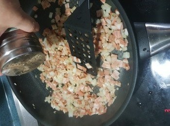 step9: 灑少許黑椒碎炒勻