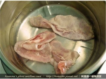 step5: 將豬肉片入鍋川燙後撈出，瀝乾水分，至於一旁備用。