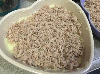 step2: 水浸吞拿魚隔去水份, 用叉子壓碎, 喜歡多一點咬感, 可不用壓散, 粟米切粒隔水蒸至熟透隔水備用