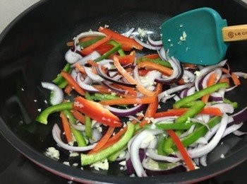 step5: 原鑊先爆香蒜蓉及洋蔥至香味突出, 再加入青紅椒快炒至軟身