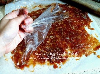 step6: 用麵棍壓至薄身 , 除去保鮮紙後連焗爐紙一同放入焗盆內