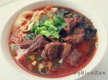 step9: 鋪上牛肉塊.加點酸菜.灑上蔥花蒜苗.即完成