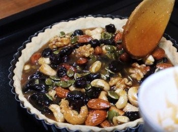 step8: 最後組合，放涼的塔皮平均填滿上焦糖堅果，冷卻後即完成