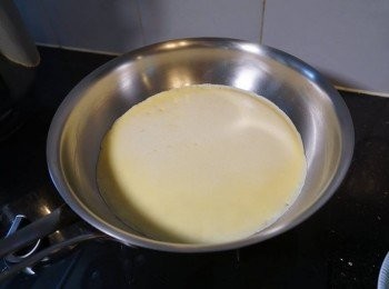 step4: 燒熱鑊, 在鑊上輕輕塗上菜油. 取一湯殼粉漿, 快手搖勻, 用慢火煎至班戟皮熟透 (約2-3分鐘), 然後反轉略烘, 即可取出放涼備用