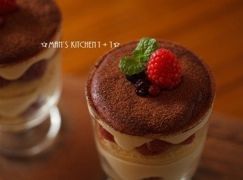 step4: 最後在頂端灑上巧克力阿華田，並擺上莓果與薄荷裝飾就完成了。