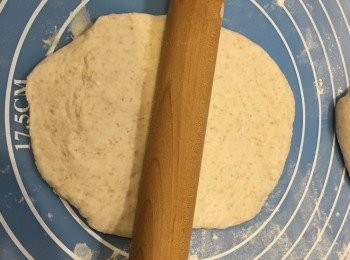 step3: 將每個小麵糰排氣。