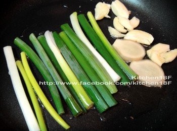 step3: 接著，先將煎好的牛肉取出(移至鍋邊也行)，利用牛肉煎出的油脂來爆香，只留1大匙，其他撈除，湯頭才不會太油膩。放進<span class="group_2">爆香材料</span>，以「小火」爆香。(約2分鐘)