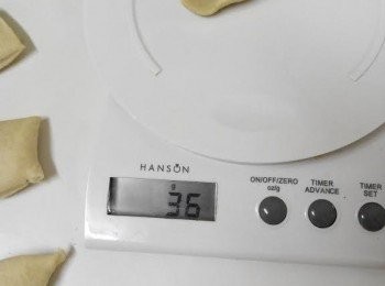 step3: 將發酵雙倍大的面團拿出排氣，然後分割每粒35～36克的小面團