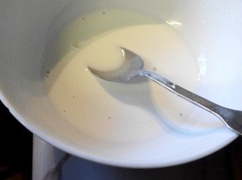 step5: 點鹵：將石糕粉熱水攪拌再加粟粉攪拌均衡，一起倒入鍋中準用.