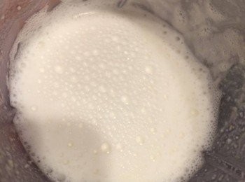 step4: 南杏仁粉倒入攪拌機，加入水份攪拌。