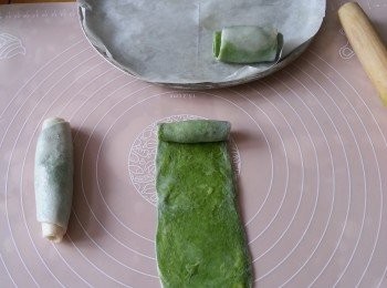 step10: 再將皮打直壓平用棍搓長形,再由上向下卷起,再放入雪櫃待粉團休息15分鐘