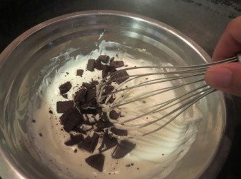 step2: 把乳酪、動物性鮮奶油、牛油隔水煮溶,再加入喬克力拌勻。