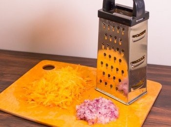 step2: 甘筍刨成絲，紅洋蔥刨成蓉。