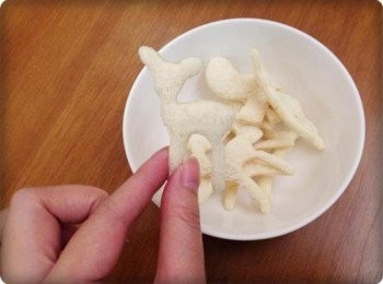 step5: 然後放進微波約30秒吧!!! 讓它們脫水!!!!! (時間可以斟酌一下..太久會燒焦!!) 會變的脆脆的喔~~~