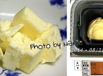 step2: (Panasonic SD-BMS105T Mode30 烏龍麵麵糰模式)

機器跑完第一次行程後，放奶油於容器中
再次設定麵包機為 Mode30 《烏龍麵麵糰模式》
讓它再跑一次 15分鐘 的行程

※ 加入奶油後攪拌中會有噴溢情況，請記得加蓋預防。