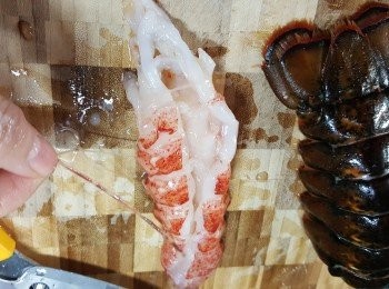 step2: 再於肚中間界開一刀取出蝦腸洗淨抹乾