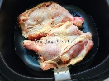 step1: 雞腿用醃肉汁醃2小時，想入味點可叉些少孔，保留醃完肉的汁。放入已預熱180度的氣炸鍋煎碟內，先焗4分鐘。
其實醃料好隨意，喜歡什麼就醃什麼，嗜辣還可加入辣椒粉。