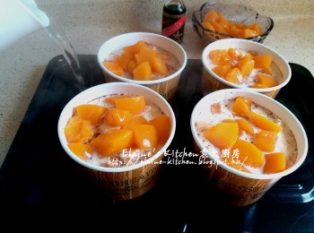 step7: 麵包布甸糊靜待15分鐘後再放上蜜桃粒 , 放在焗盆上 , 加入少許熱水