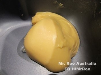 step1: 材料:
包身:
高筋麵粉 200g
糖 40g
奶粉 6g
吉士粉 6g (optional)
酵母 3g
水 100g (100ml)
蛋 30g (half egg約半隻)
牛油 20g
鹽 1g 
菠蘿皮:
 糖 45g
 梳打粉 2g
 中筋麵粉(一般麵粉)或低筋粉 100g
奶粉 2tsps
無鹽牛油 55g
蛋 4g (1tsp)