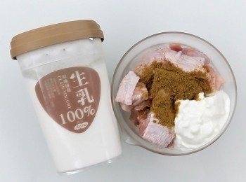 step4: 將優格2大匙及咖哩粉取1/3的份量放入雞肉裡,混合均勻醃漬約20分鐘。加優格可讓雞肉變得更鮮嫩又多汁,咖哩粉可讓雞肉變得更有味道。