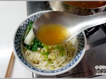 step6: 5.接著將牛肉湯斟滿。