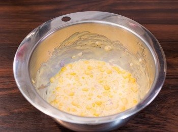 step3: 把粟米粒隔淨水份後，和紅蔥頭加入粉漿中拌勻。