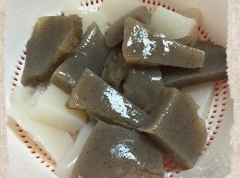 step1: 將蒟蒻洗淨撕成塊狀後，放進冷凍，待蒟蒻結凍。