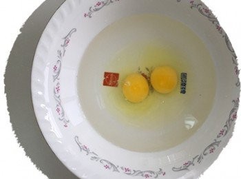 step5: 取一容器以畫8字的方式混合雞蛋、麵粉、冰水。 (不須完全均勻)