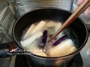 step5: 放入已切條的茄子用慢火慢慢炸至微黃色 (約5分鐘)