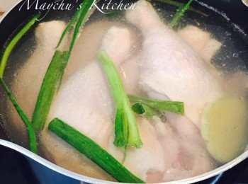 step1: 放一鍋水，下薑片、葱段、已洗淨雞腿及金華火腿，燒至大滾，隔水備用。