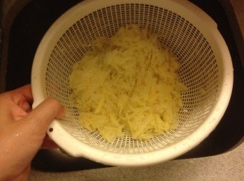 step2: 用水沖走薯絲多餘的澱粉備用