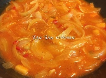 step6: 如覺醬汁剛好，可將豬扒盛起，淋上醬汁即成。如覺稍稀，可以加粟粉水埋芡。