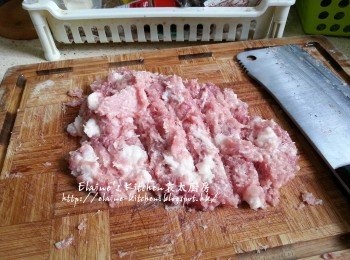 step2: 半肥瘦梅頭洗淨切條切粒後剁碎