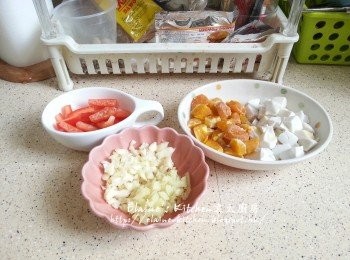 step2: 去殼將鹹蛋黃及鹹蛋白分別切粒 , 蒜頭剁成蓉 , 薑切細粒 , 紅椒去籽切細片