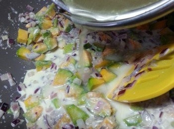 step6: 加入雞湯拌勻,再將所有材料倒入強力攪拌機攪成濃湯