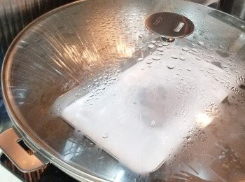 step6: 蒸2分鐘，將蒸盆取出，放涼一點。