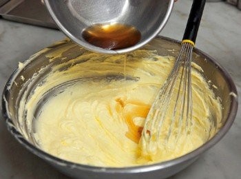 step5: 【製作天使奶油】 將奶油倒入缽盆，用打蛋器攪拌到變成柔滑的乳霜狀。加入細砂糖 10g、鹽 三分之一小匙，充分攪拌，再加入白蘭地酒 少於1小匙、蘭姆酒(白、黑) 少於1小匙、香草精 少於1小匙攪拌均勻。取400g到另一個缽盆中。