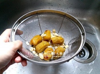 step2: 蘋果加入少許鹽 , 用水沖洗瀝乾 , 蜜棗 , 南北杏用水沖洗瀝乾