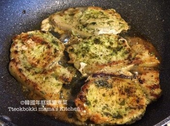 step4: 將豬扒兩邊煎至金黃和差不多熟，
