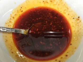 step2: 沾醬汁: 用碗倒入魚露、黃糖、麻辣醬、熱水先攪拌，之後再落胡椒粉、麻辣油, 要試一下味