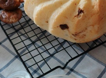 step4: 小記:不用心急待放涼少許後才可脫模,形狀更為穩固,今日加上是購至(香港759)無花果亁、無花果味很特出,只作冲洗後抹乾剪碎便可放入一同烤焗。