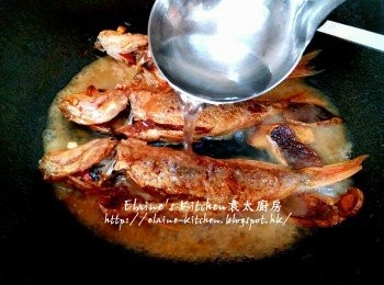 step6: 加入適量熱水蓋上蓋用中火煮20分鐘成奶白色